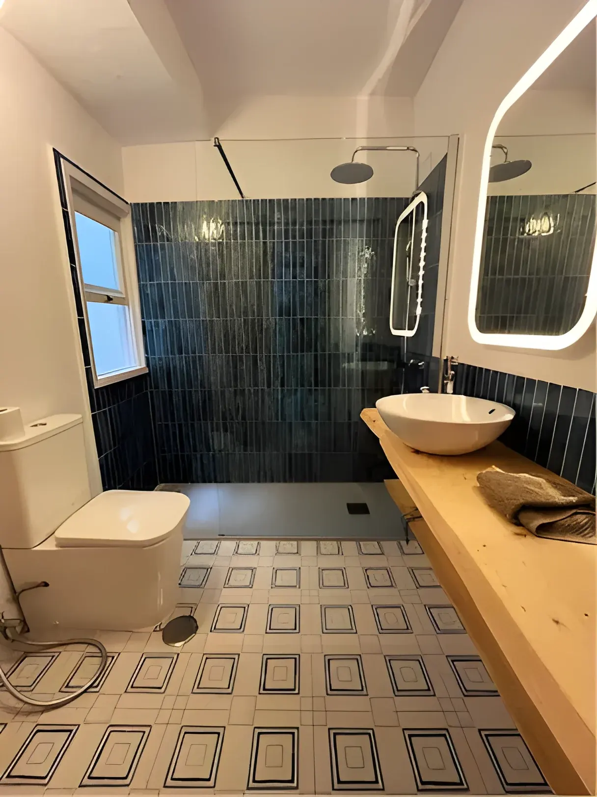 Baño moderno con ducha de obra