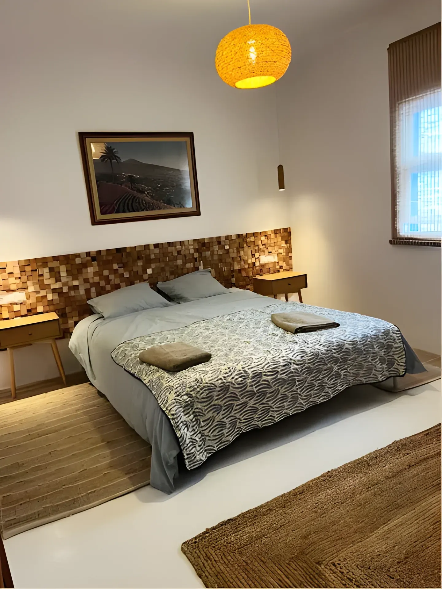 Dormitorio con cama de matrimonio