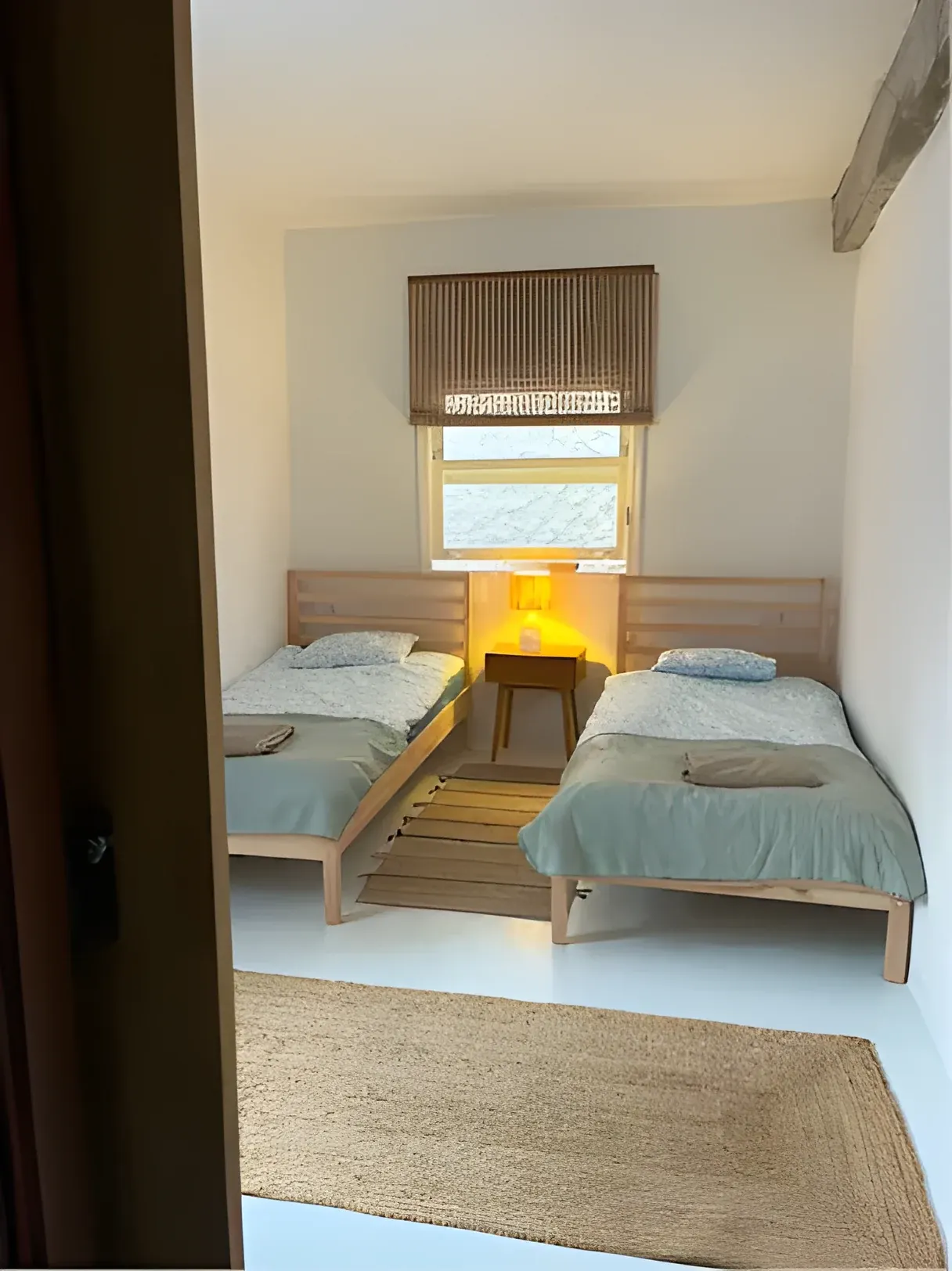 Dormitorio con dos camas individuales