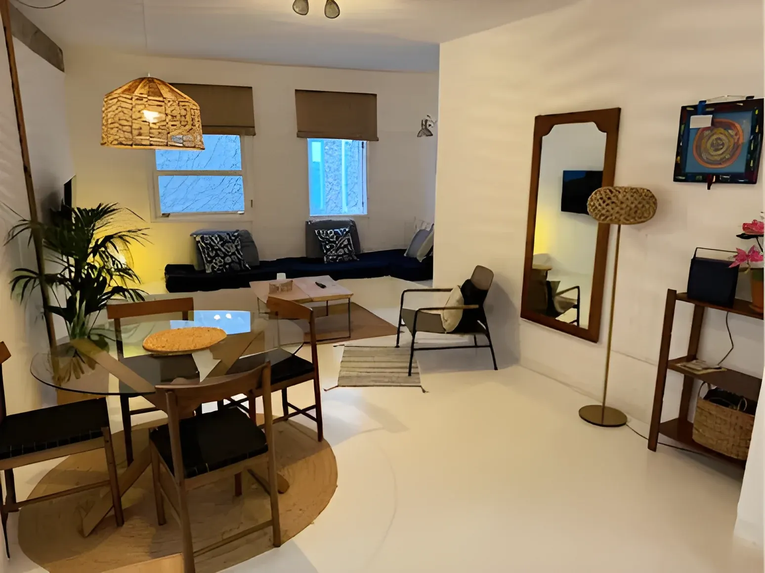 Rincón de estar con mesa de comedor