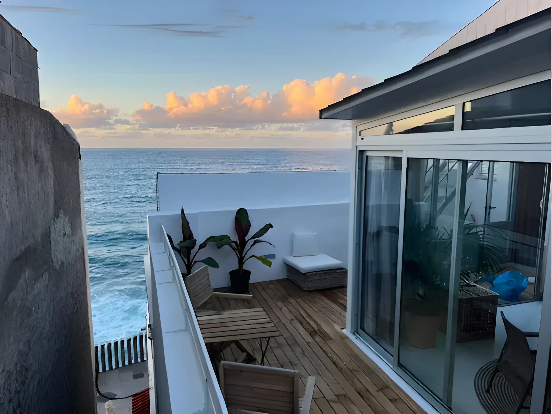 Terraza frente al mar al atardecer