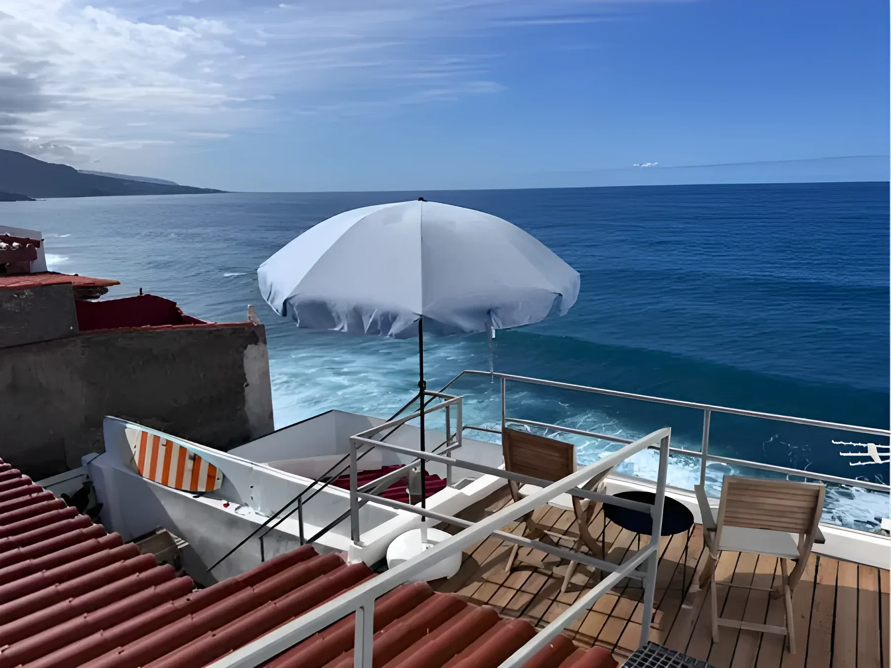 Terraza con sombrilla sobre el océano en Puerto de la Cruz